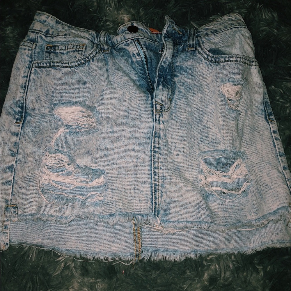 Cute ripped skirt.
